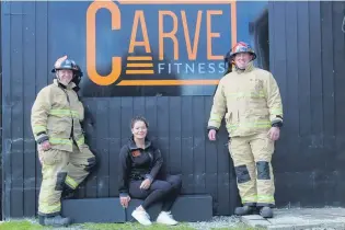  ?? PHOTO: VALUE MAKA ?? Walking the talk . . . Winton Volunteer Fire Brigade members Steve Turton (left) and Guy Johnstone, along with Carve Fitness instructor Kristie Finnegan, are looking forward to their 28hour treadmill fundraiser which starts today.
