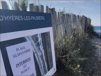  ?? (Photo P. P.) ?? Hier, des dizaines d’affichages ont été placardées en urgence pour alerter la population de la présence d’une pollution par hydrocarbu­res sur la plage de l’Almanarre à Hyères.