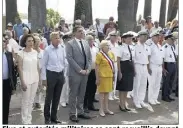  ??  ?? Elus et autorités militaires se sont recueillis devant la stèle des marins, sur l’esplanade Leclerc.