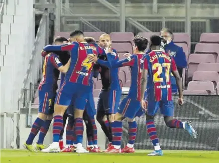  ?? VALENTÍ ENRICH ?? Los jugadores del Barça celebran el gol de Dembélé en una victoria muy sufrida del Barça, que deja al equipo azulgrana a un solo punto del liderato, que sigue en manos del Atlético
//