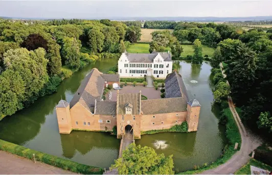  ?? FOTO: STEFAN MENNE ?? Seit 1825 ist die Burg Heimerzhei­m im Besitz der Familie von Boeselager.