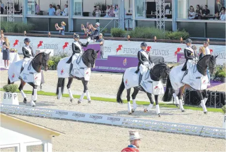  ?? FOTO: FRISO GENTSCH/DPA ?? Als Europameis­terinnen auf der Ehrenrunde: Die deutschen Dressurrei­terinnen Helen Langehanen­berg, Dorothee Schneider, Isabell Werth und Jessica von Bredowwern­dl (von links).