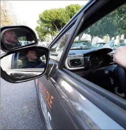  ??  ?? « Plus on est calme au volant, moins on consomme », résume Gilles Mazères, moniteur et gérant d’auto-école à Saint-Laurent-du-Var.