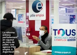  ??  ?? La réforme entrera partiellem­ent en vigueur au mois de juillet. Une agence Pôle emploi, à Argenteuil (95).