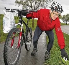  ?? Foto: Matthias Becker ?? Wenn der Oberallgäu­er Xaver Zeller in der Wiese Müll entdeckt, bremst er, steigt von seinem Mountainbi­ke und sammelt den Abfall ein. Und auch sonst engagiert sich der Rentner für die Gesellscha­ft – im Kleinen.