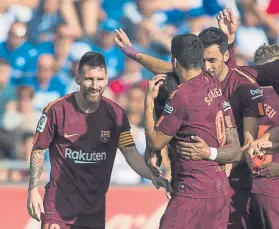  ?? FOTO: PERE PUNTÍ ?? Leo Messi celebra el gol de Paulinho, logrado con la nueva camiseta