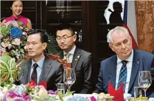  ?? FOTO ČTK ?? Osudové setkání pro Jie Ťien-minga (zcela vlevo) proběhlo 4. září 2015 v Pekingu. Prezident Miloš Zeman tam čínskému protějšku Si Ťin-pchingovi (vpravo) představil svého čínského poradce. O den později se Zeman a Jie Ťien-ming v Šanghaji (na horním snímku) zúčastnili podpisu mnoha ekonomický­ch dohod. V tu chvíli už ale možná čínský prezident zadával prověrku Jiových aktivit.