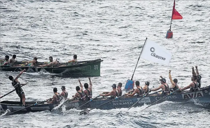  ?? FOTO: EFE ?? Los remeros de Urdaibai celebran la ajustada victoria sobre Hondarribi­a tras remontar en los metros finales gracias a una ola