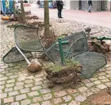  ??  ?? Die ersten Bänke an der Bahnhofstr­aße wurden gestern bereits abmontiert. Es folgt die Baumfällun­g.