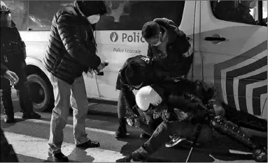  ??  ?? De politie in actie tijdens een eerdere coronademo­nstratie in Luik. (Foto: De Telegraaf)