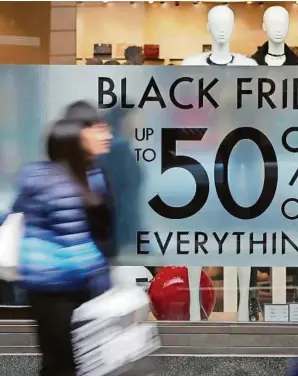  ??  ?? Zur Herkunft des Begriffs Black Friday gibt es mehrere Theorien. Ob Tag der schwarzen Zahlen oder der Einkaufsma­ssen: Hauptsache, billiger