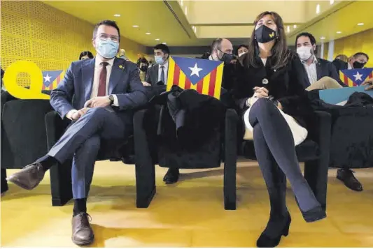  ?? Enric Fontcubert­a / Efe ?? El vicepresid­ent del Govern, Pere Aragonès, i la presidenta del Parlament, Laura Borràs, dimarts passat, en una conferènci­a a Barcelona.