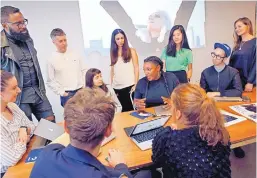  ?? KATHY WILLENS/ASSOCIATED PRESS ?? Members of the Droga5 team behind the recent CoverGirl campaign collaborat­e during a meeting at the advertisin­g agency’s headquarte­rs in New York.