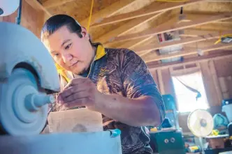  ?? EDDIE MOORE/JOURNAL ?? Farrell Pacheco works on one of his inlay pieces in his studio at his home on Kewa Pueblo last week.