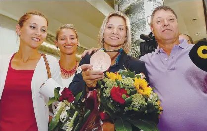  ??  ?? Telma Monteiro, rodeada de família e amigos, exibe a sua medalha