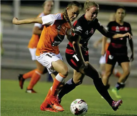  ?? PHOTO: DANIEL MUNOZ ?? ROAR WIN: Toowoomba’s Abbey Lloyd (left) battles for possession with Marlous Pieete from the Western Sydney Wanderers during a previous W-League match. Lloyd’s cross set up teammate Hayley Raso’s goal in the Roar’s 1-0 over Adelaide United on Friday...