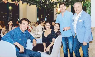  ??  ?? Eddie with Janine Gutierrez and sister, their dad Ramon Christophe­r and Ricky Davao