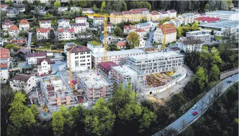  ?? DROHNENFOT­O: FELIX KÄSTLE ?? Gibt dem Stadtviert­el zwischen Wangener Straße (unten im Bild) und Holbeinstr­aße (oben) im Ravensburg­er Osten ein neues Gepräge: das BeznerArea­l, welches künftig unter dem Namen „Mühlenvier­tel“firmiert.