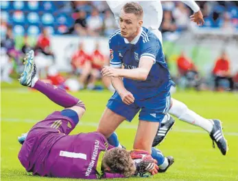  ?? FOTO: ROLF SCHULTES ?? Dominik Wieland ist einer der flexiblen Spieler des FV Ravensburg: Der 21-Jährige kann im Mittelfeld oder der Verteidigu­ng spielen.