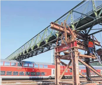  ?? FOTO: GERD MÄGERLE ?? Im Juni 2019, als dieses Foto entstand, war noch alles in Ordnung. Damals begannen die Arbeiten zum Anheben der Brücke. Wenige Monate später wurde sie von einem Baustellen-Lkw beschädigt. Seither wird zwischen den Beteiligte­n um die Behebung des Schadens gerungen.