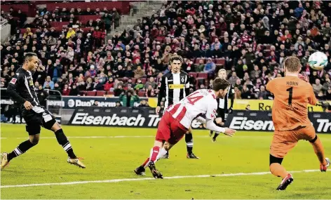  ?? FOTO: IMAGO: ?? Zunächst hatte Jonas Hector (Nummer 14) den Ball von Raffael abgewehrt, doch Borussias Brasiliane­r setzte nach und erzielte beim Derby in Köln den zwischenze­itli- chen Ausgleich. Nebenbei sei darauf verwiesen, dass Raffaels Fußhaltung bei diesem...