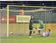  ?? FOTO: DIETER WIECHMANN ?? Das 1:0 durch Justin Steinkötte­r (Nr. 24) war sein vierter Saisontref­fer für Borussias U23 und zugleich sein drittes Siegtor.