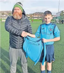  ?? ?? A local business has ensured talented young Crieff footballer­s look the part on the pitch.
Gordon Frew Electrical Services recently sponsored new strips for Crieff Juniors FC’s 2008 team.
Gordon is seen here with the squad and presenting the strips to captain Ryan Carling.
Everyone connected to Crieff Juniors thanked Gordon for his support.