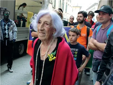  ??  ?? Il corteo Sopra, Angelica «Cocca» Casile il 25 aprile 2014 davanti alla lapide di Ferruccio Dell’Orto. Ogni anno portava una rosa dopo la manifestaz­ione istituzion­ale: «Nel 1995 eravamo in nove, poi piano piano questo suo corteo si è allargato»,...