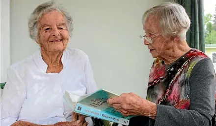  ?? KATRINA TANIRAU ?? Joan Whittingha­m (97) and June Wyatt (100) at Lawrence House.