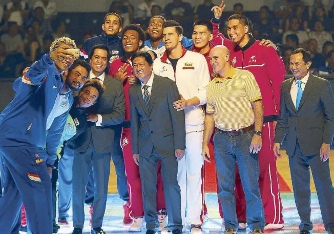  ?? JUN MENDOZA ?? Veteran Asi Taulava relishes the PBA rites honoring the members of the Gilas team and record the moment through a selfie with other players, coach Tab Baldwin and PBA officials.