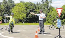  ?? FOTO: FLORIAN PEKING ?? www.schwaebisc­he.de/radfahrtra­ining Handzeiche­n geben: Polizist Gerhard Angele macht es vor.