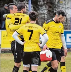  ?? Foto: Oliver Reiser ?? Gersthofen­s Torschütze Nikola Cvetic trug seinen verletzten Mannschaft­skameraden Harun Nurten kurzerhand vom Platz. Michal Korenik, Ferkan Secgin und Enis Ciritci (von links) begleiten ihn.