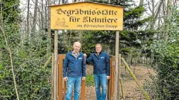  ?? Foto: Kirsten Tirre ?? Michael Lahrmann (r.) und Martin Lange unterhalte­n seit 2006 einen Tierfriedh­of in einem Waldstück in Wallenhors­t.
