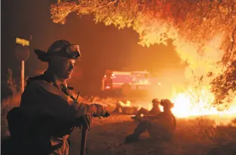  ?? Carlos Avila Gonzalez / The Chronicle 2017 ?? Firefighte­rs rest while monitoring a flareup near Sonoma in October. A state report says the county was not properly prepared to warn people during the deadly wildfire disaster.