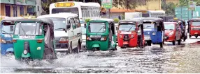  ?? Pic by Priyantha Wickramaar­achchi ?? Traffic built up as Colombo saw heavy rains yesterday.