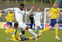  ??  ?? Hart geführt wurden die Duelle beim Spiel des FC Carl Zeiss gegen Lok Leipzig. Hier grätscht Lok-kapitän Markus Krug gegen Jenas Torschütze­n Bedi Buval. Foto: Corbus