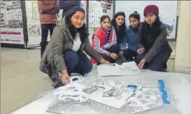  ?? DEEPAK GUPTA/HT PHOTOS ?? ▪ Devanshi Gaur, a final year student, showing her creative model of the multifaith crematoriu­m. (Below) Vandana Sehgal, principal and dean, Faculty of Architectu­re, AKTU welcoming DC Thapar, founder principal, college of architectu­re, to the...