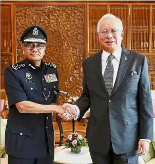  ??  ?? Courtesy call: Mohamad Fuzi meeting with Najib in Putrajaya.