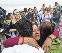  ??  ?? MaRÍa iRaeTa abraza a una pareja que se casó para evitar ser separados