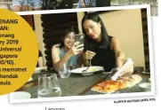  ?? PUSPITA ADIYANI/JAWA POS ?? SENANG-SENANG SEHARIAN: Para pemenang Miss Culinary 2019 menjelajah­i Universal Studios Singapore kemarin (30/10). Jacquelyn (kiri) memotret pizza yang hendak dicicipi Paula.
ARI SETIYANING­RUM
PUSPITA ADIYANI CANDRA