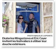  ?? PHOTO MAGALIE LAPOINTE ?? Ekaterina Mingazizov­a et Éric Cayer invitent les festivalie­rs à utiliser leur douche extérieure.