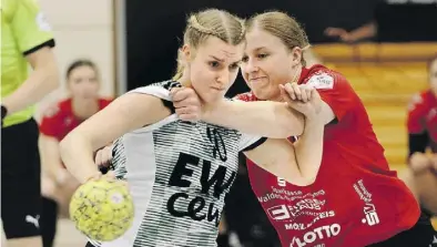  ?? BILD: Erik Hillmer ?? Kathrin Pichlmeier (links, hier in der Vorbereitu­ng gegen Sabine Heusdens aus Bad Wildungen) startet am Sonntag mit den VfL-Handballer­innen in die neue Spielzeit.