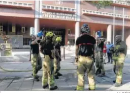  ?? J. C. MUÑOZ ?? Los Bomberos, tras un incendio en la Escuela de Ingeniería.