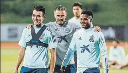  ?? FOTO: EFE ?? Luis Enrique, con Éric García (19 años) y Ansu Fati (17 años), en un entrenamie­nto de esta semana de la selección española en Madrid