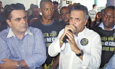  ??  ?? Domingos Sávio, à esquerda, é um dos principais aliados de Aécio Neves (com o microfone) em Minas