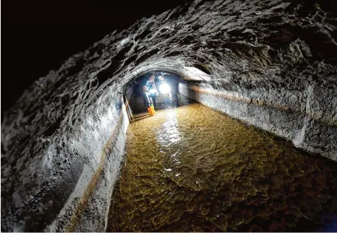  ?? Foto: Silvio Wyszengrad ?? Rund 180 Kilometer Kanalstrec­ke gibt es in Augsburg. Die Stadt inspiziert derzeit den Teilbereic­h unter dem Hinteren Lech. Überhaupt ist die Strecke, die unter der Altstadt verläuft, am interessan­testen: Sie verläuft unter Häusern und Straßen hindurch.