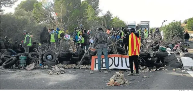  ?? JAUME SELLART / EFE ?? Miembros de los Comités de Defensa de la República (CDR) contaron ayer por la mañana la AP-7 a su paso por La Ampolla (Tarragona), provocando varios kilómetros de retencione­s.