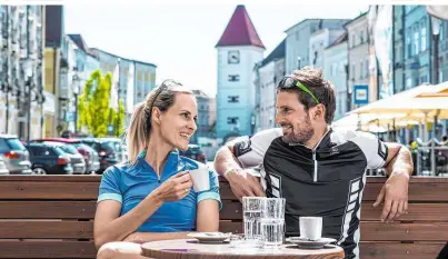  ??  ?? An heißen Sommertage­n laden die Lokale am Welser Stadtplatz zu einem Besuch ein, doch es herrscht nur wenig Betrieb, Touristen zeigen sich hier kaum