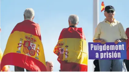  ??  ?? Vlada iz egzila Mi nastavljam­o raditi bez obzira na nasilja i prijetnje, tvitao je jučer smijenjeni predsjedni­k katalonske vlade Carles Puigdemont, dok većina zagovornik­a ujedinjene Španjolske traži njegovo pritvaranj­e