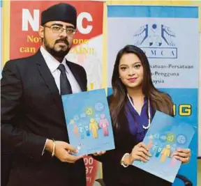  ?? [FOTO SHAWAL AZANI/BH] ?? Pengurus NCCC, Mandeep Singh (kiri) dan Shabana pada sidang media Laporan Tahunan Aduan Pengguna 2016 di Petaling Jaya, semalam.